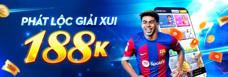 Game thủ đang chơi Esports trên màn hình lớn